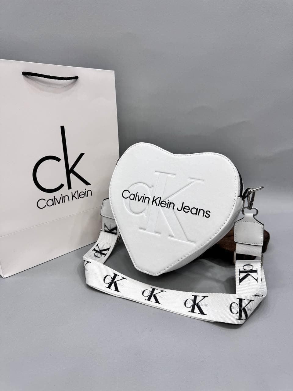 Bolso corazón Calvin Klein - Imagen 1