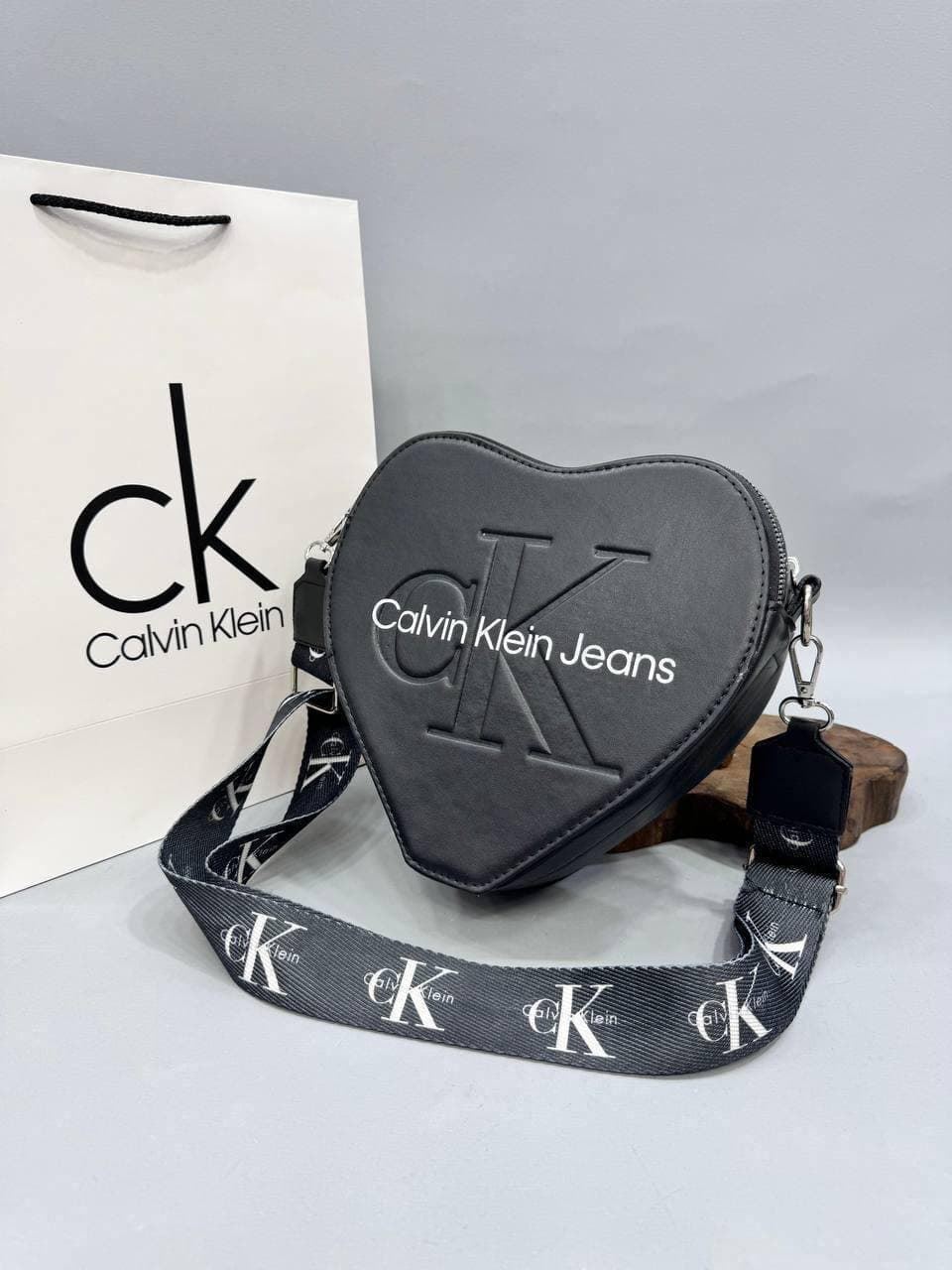 Bolso corazón Calvin Klein - Imagen 5