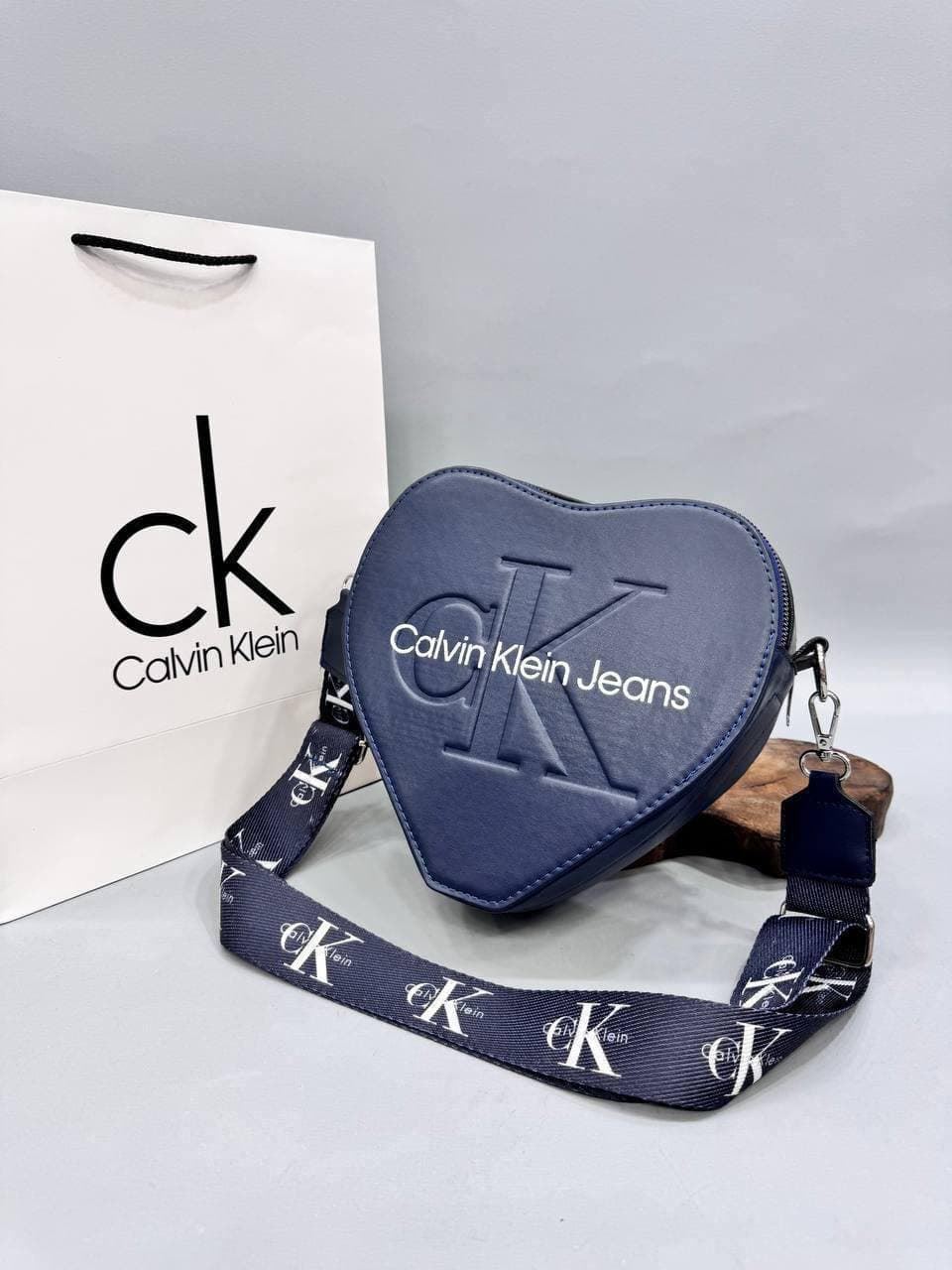 Bolso corazón Calvin Klein - Imagen 6