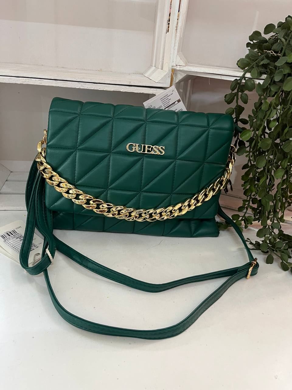 Bolso Guess con cadena dorada - Imagen 3