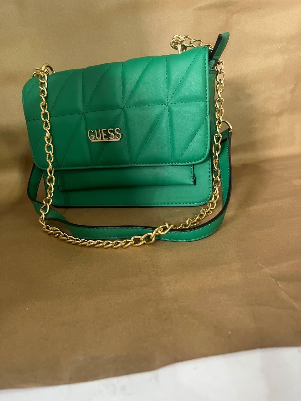 Bolso Guess con cadena dorada - Imagen 1