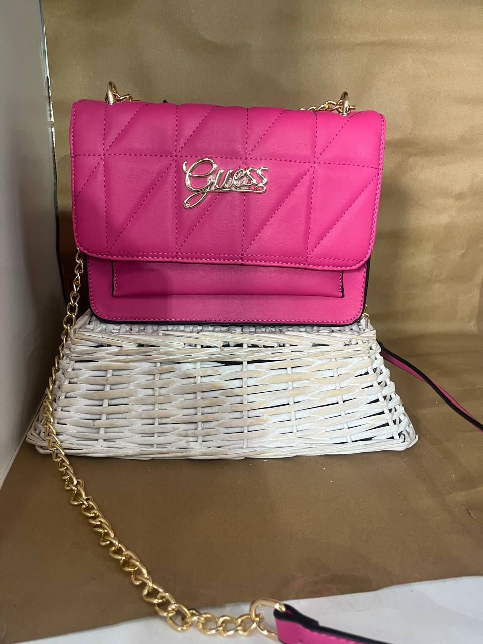 Bolso Guess con cadena dorada - Imagen 2