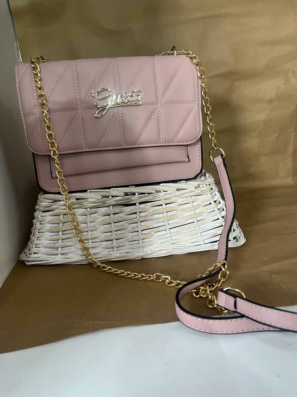 Bolso Guess con cadena dorada - Imagen 6