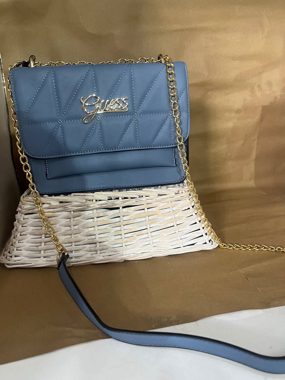 Bolso Guess con cadena dorada - Imagen 7