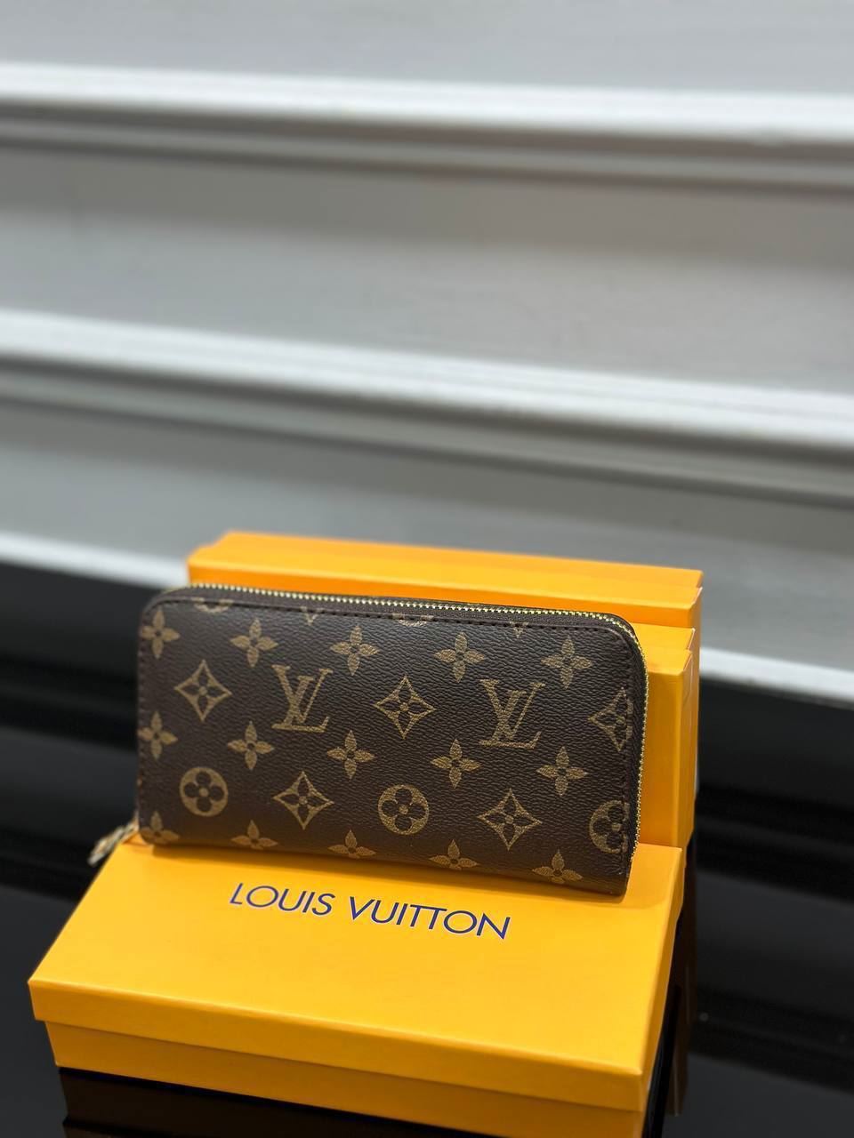 Cartera Louis Vuitton - Imagen 1