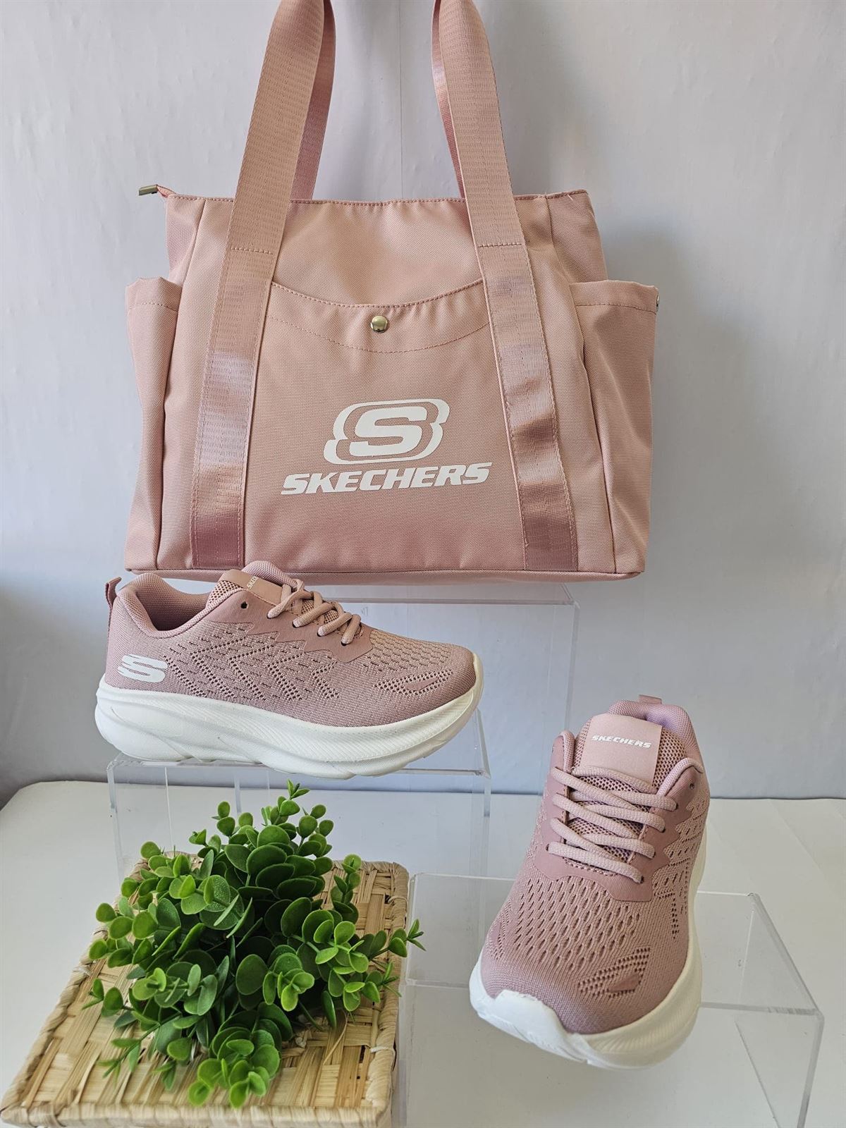 Conjunto bolso y zapatillas Skechers - Imagen 1