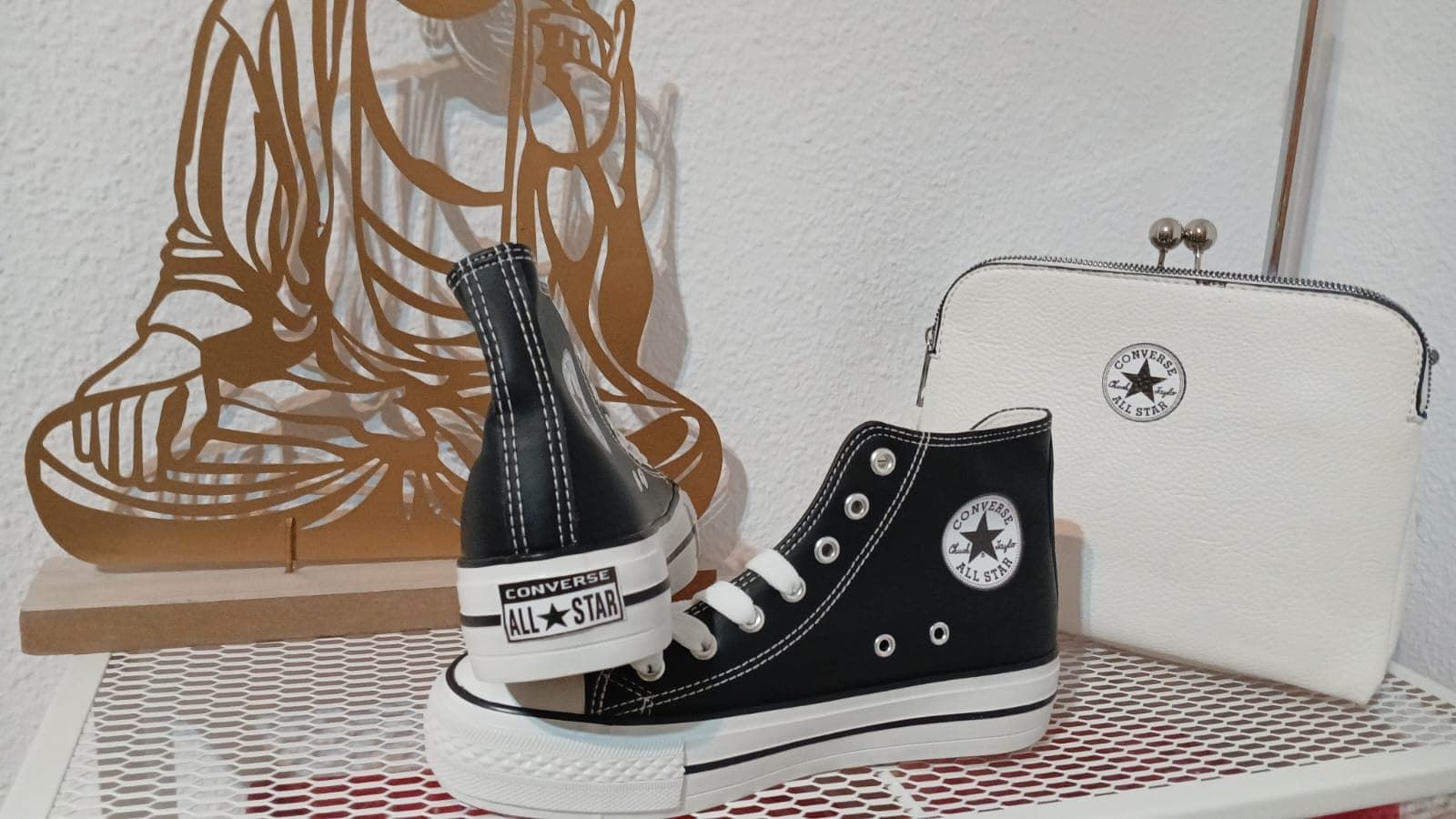 Conjunto botas Converse y bolso a juego - Imagen 2