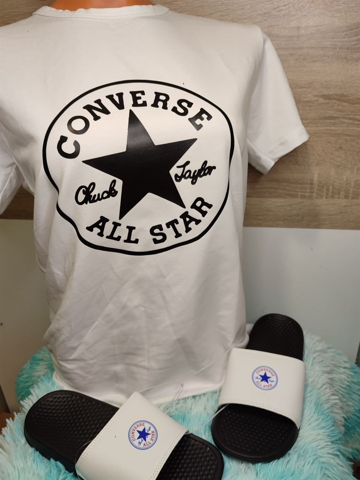 Conjunto camiseta y chanclas Converse - Imagen 1