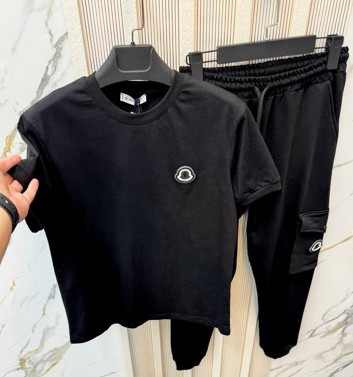 Conjunto camiseta y pantalón Moncler - Imagen 2