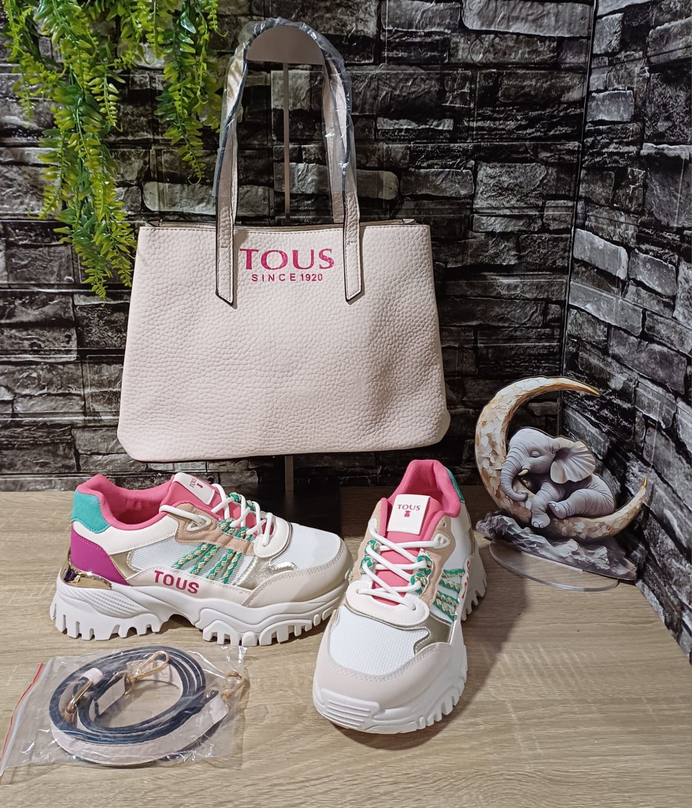 Conjunto de zapatillas y bolso Tous - Imagen 1