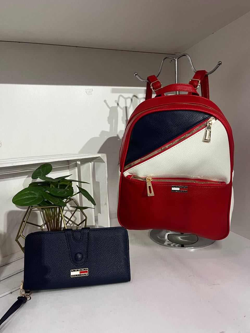 Conjunto mochila y cartera Tommy Hilfiger - Imagen 2