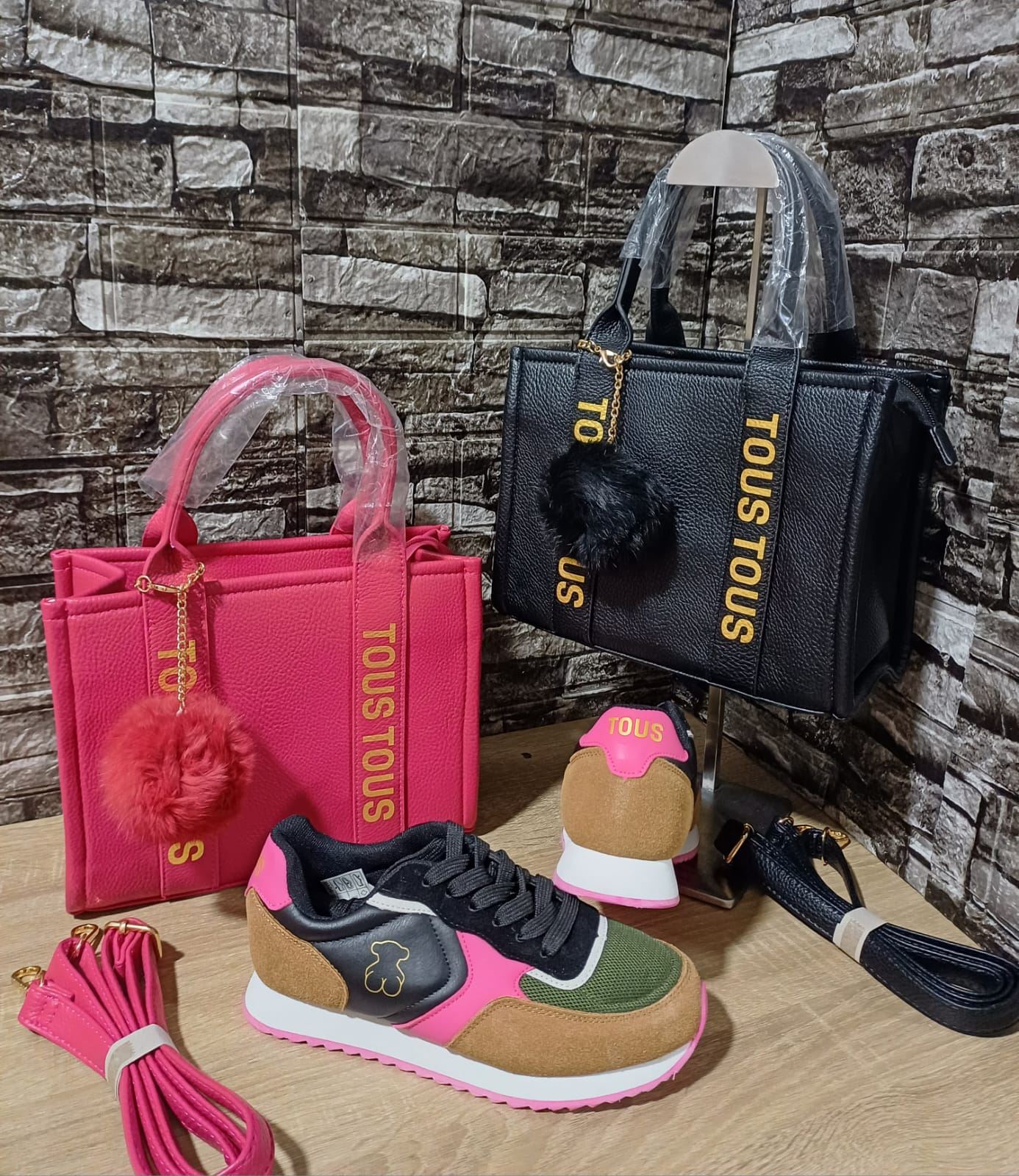 Conjunto Tous de zapatillas y bolso - Imagen 1