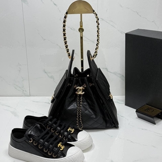 Conjunto zapatillas y bolso Chanel 25 - Imagen 2