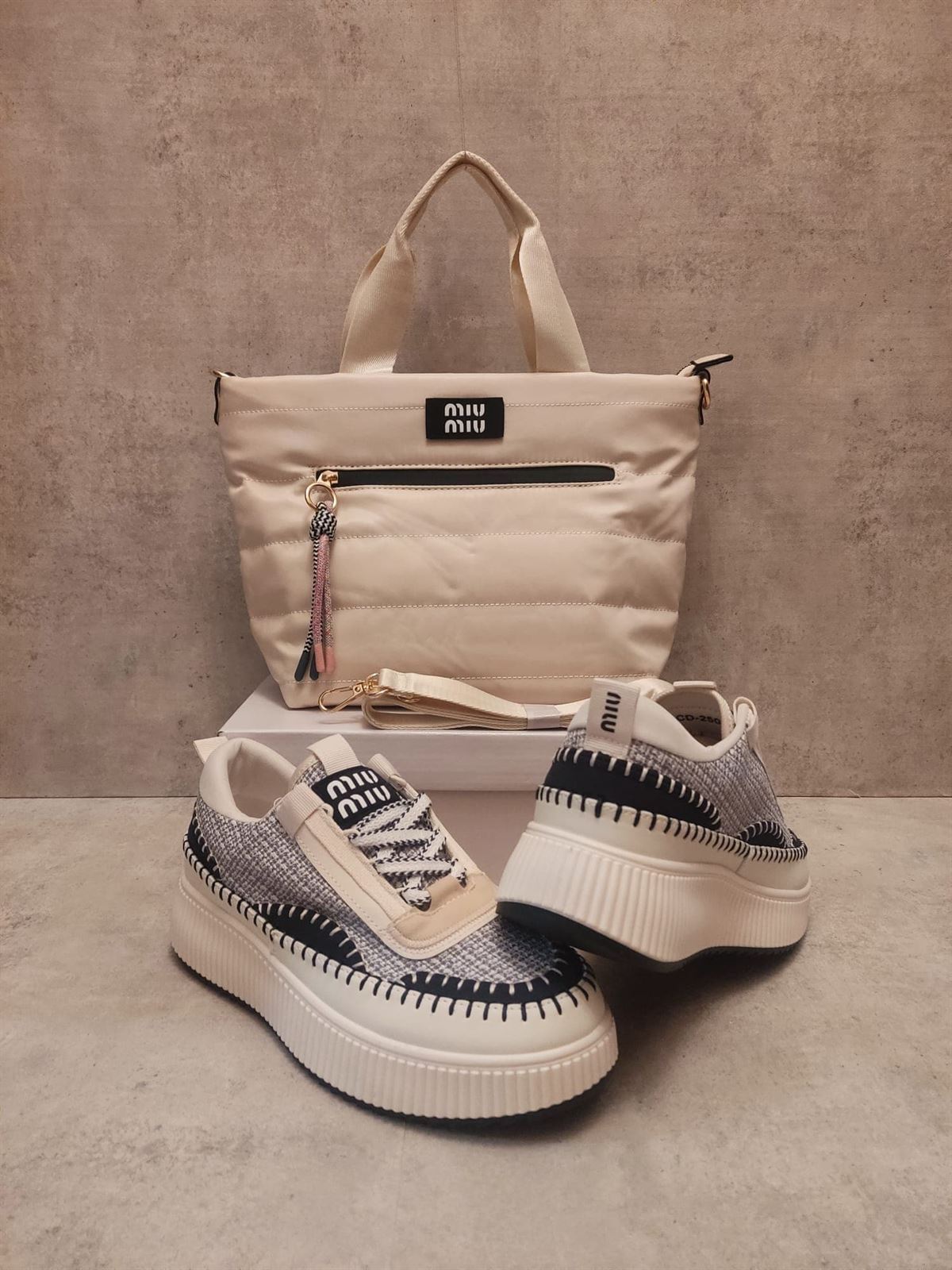 Conjunto zapatillas y bolso Miu Miu - Imagen 2