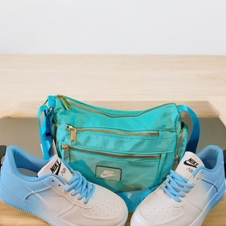 Conjunto zapatillas y bolso Nike celeste - Imagen 1