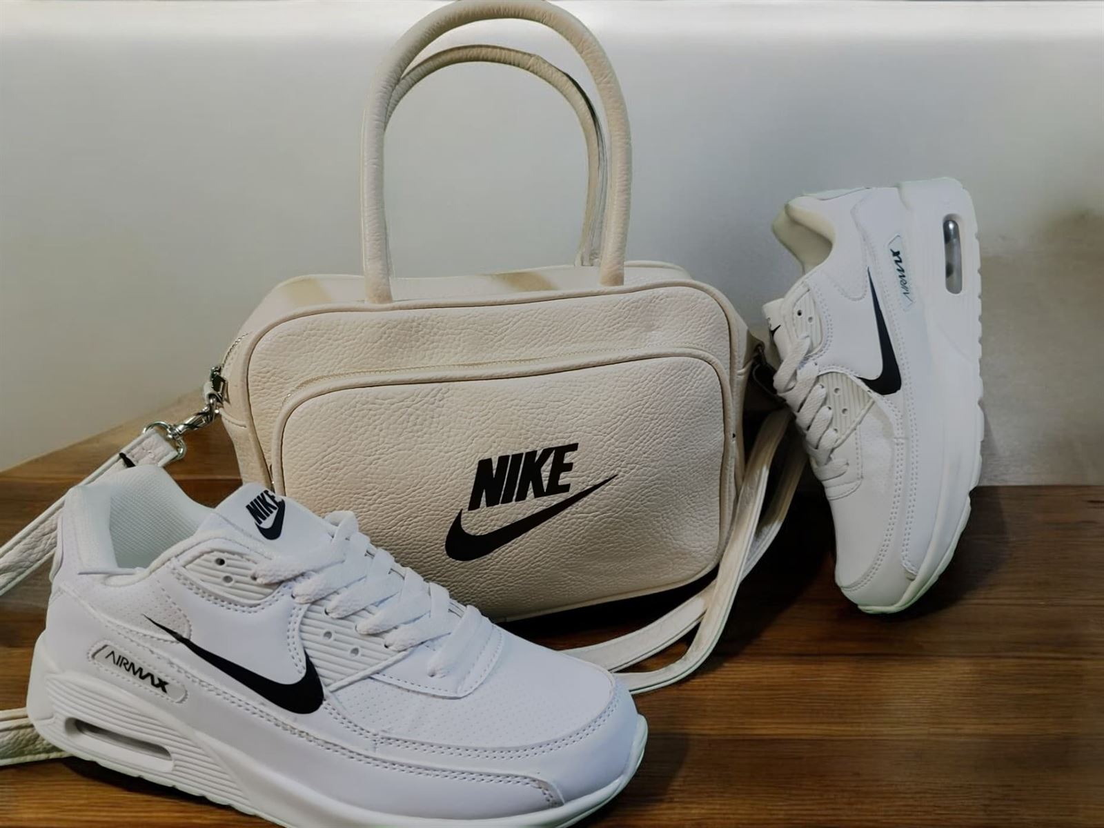 Conjunto zapatillas y bolso Nike - Imagen 1