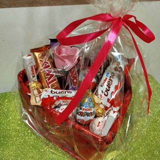 Tarta Kinder San Valentín pareja - Imagen 2