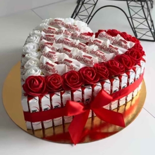 Tarta Kinder y bombones Raffaello San Valentín - Imagen 1