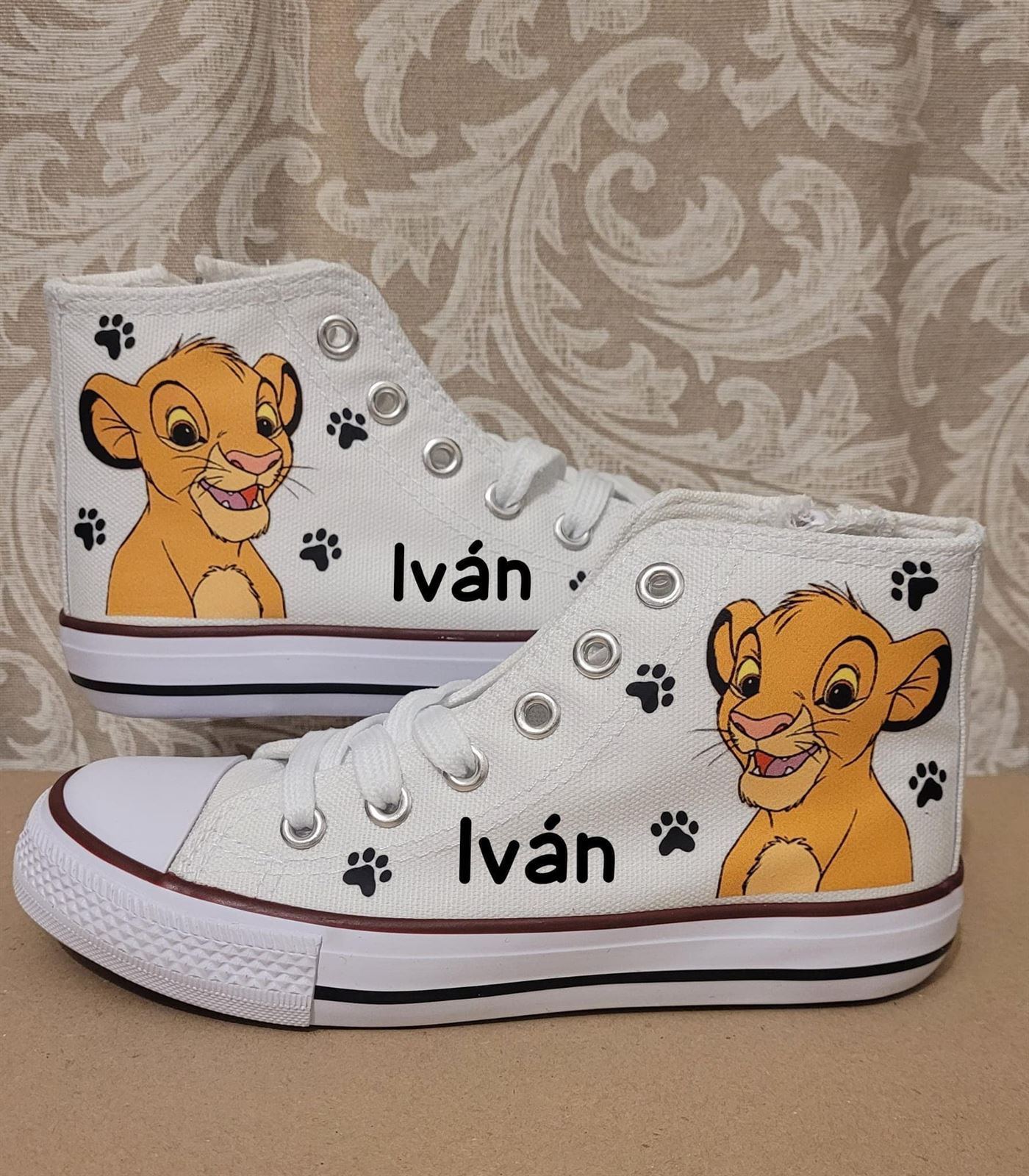 Zapatillas Converse de Simba personalizadas - Imagen 1