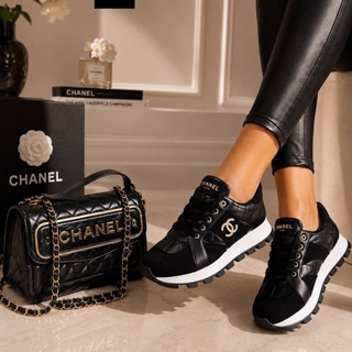 Zapatillas y bolso Chanel acolchado - Imagen 2