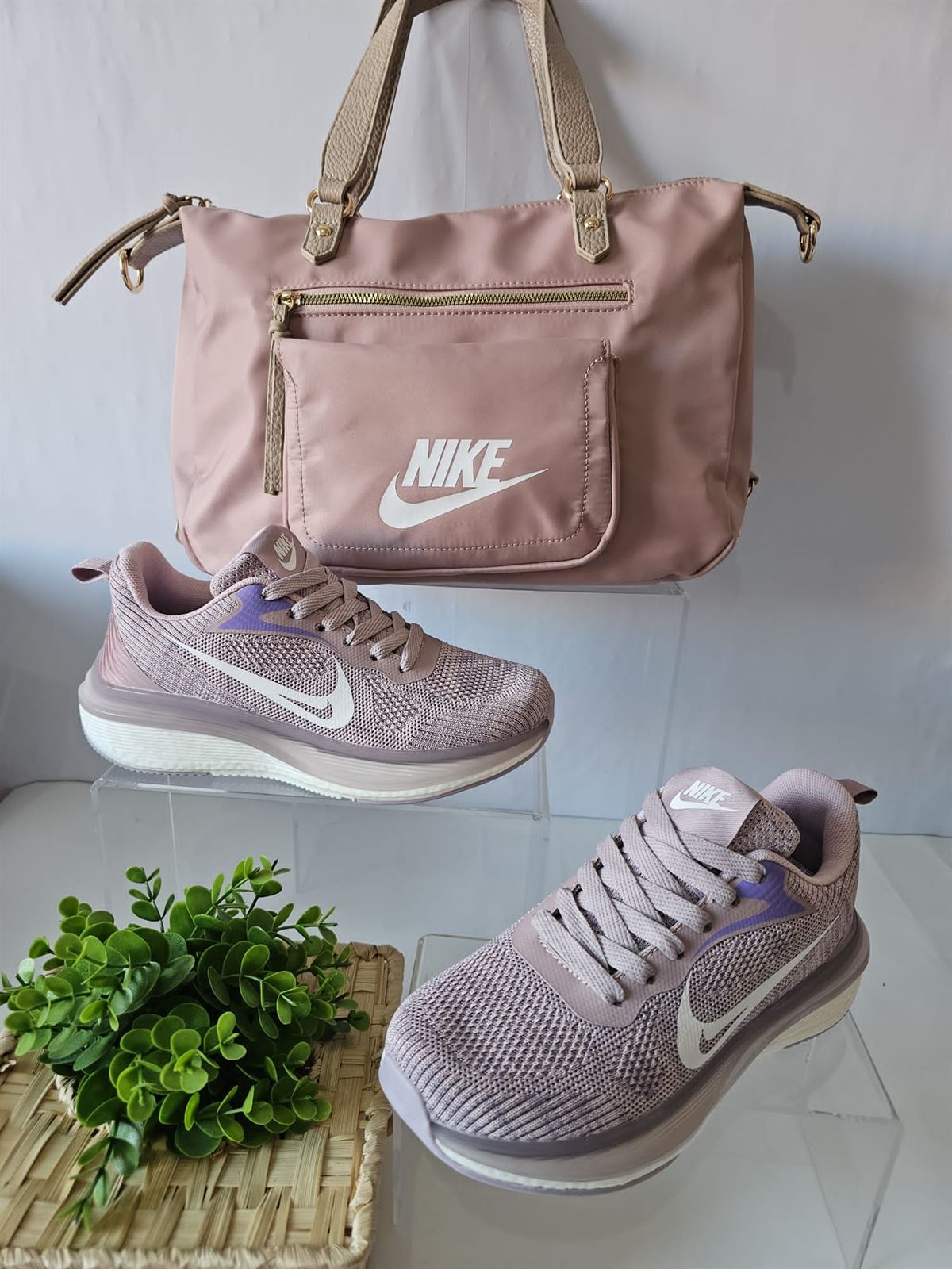 Zapatillas y bolso Nike rosa de mujer - Imagen 1