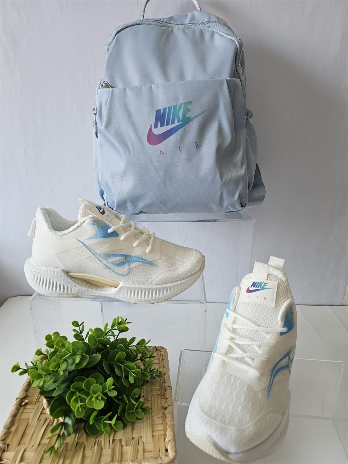 Zapatillas y mochila Nike celeste - Imagen 1